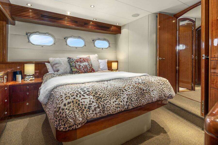 2001 Hatteras Cockpit Motoryacht