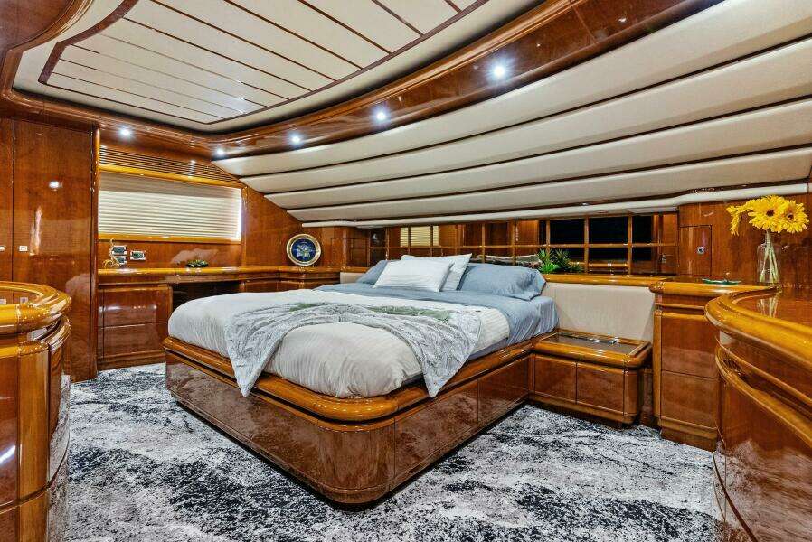 2004 Ferretti 94 Motor Yacht