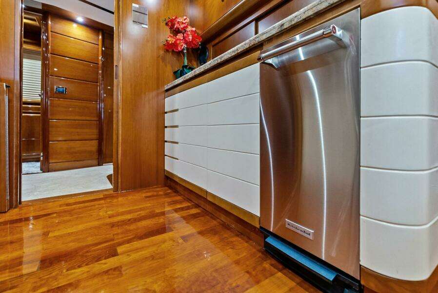 2004 Ferretti 94 Motor Yacht