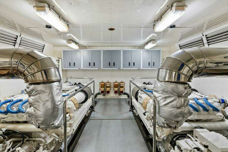 2004 Ferretti 94 Motor Yacht