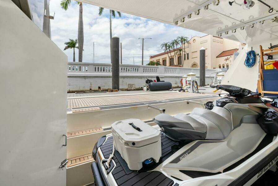 2004 Ferretti 94 Motor Yacht