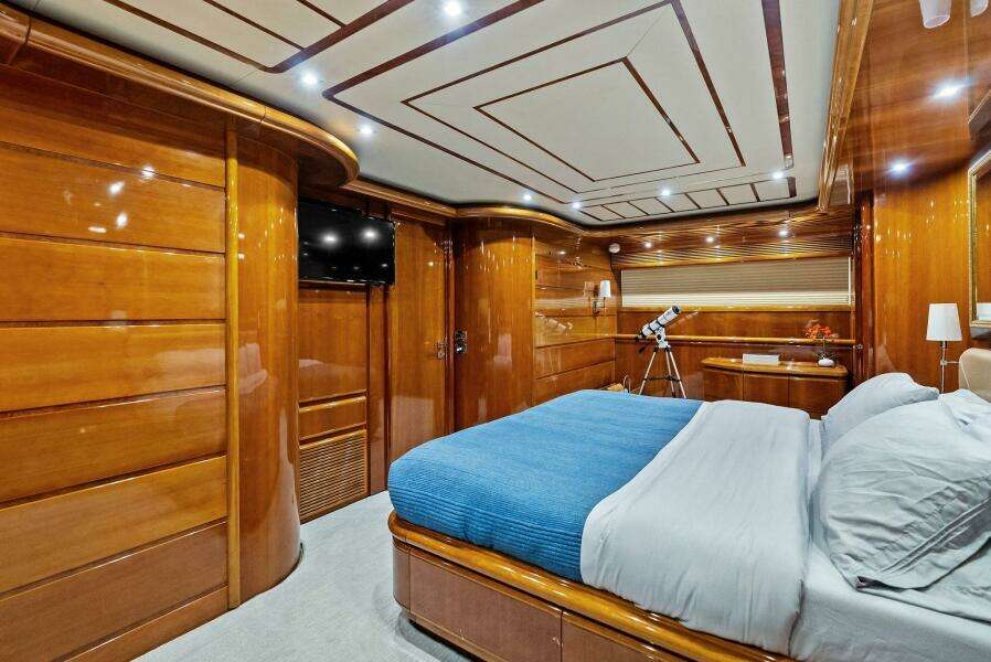 2004 Ferretti 94 Motor Yacht