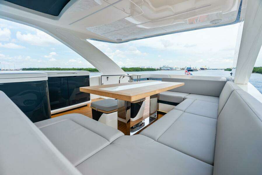 PORTSIDE FLYBRIDGE SEATING 