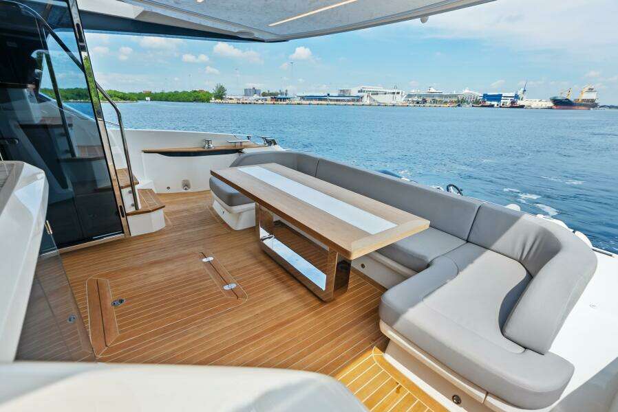 AFT DECK SEATING 