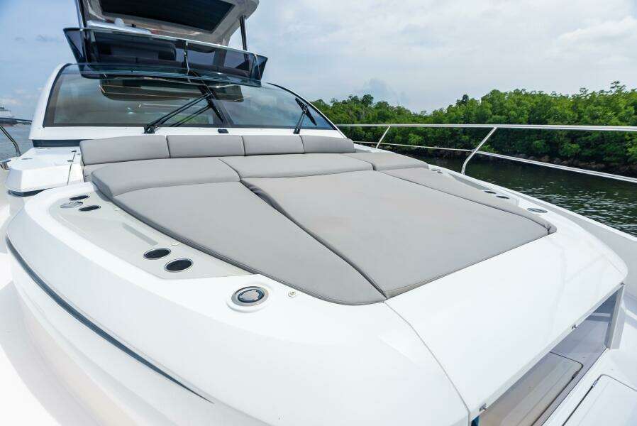 FORWARD SUNPAD FLYBRIDGE SEATING 