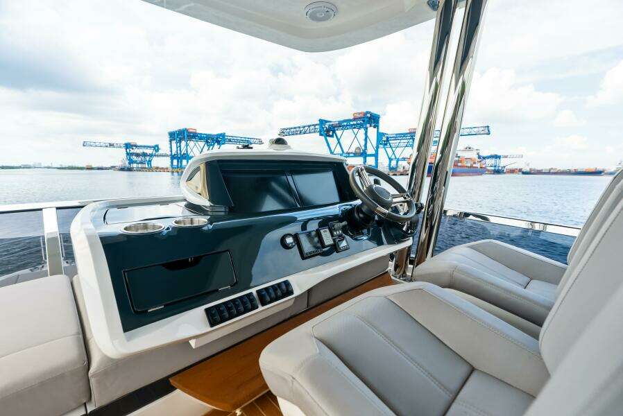 FLYBRIDGE HELM SEATING 