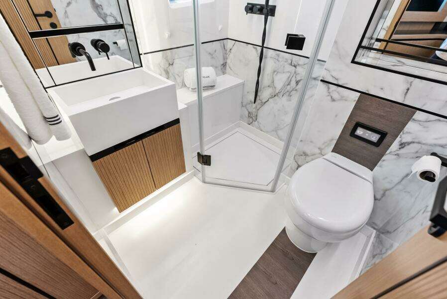 FORWARD STATEROOM HEAD