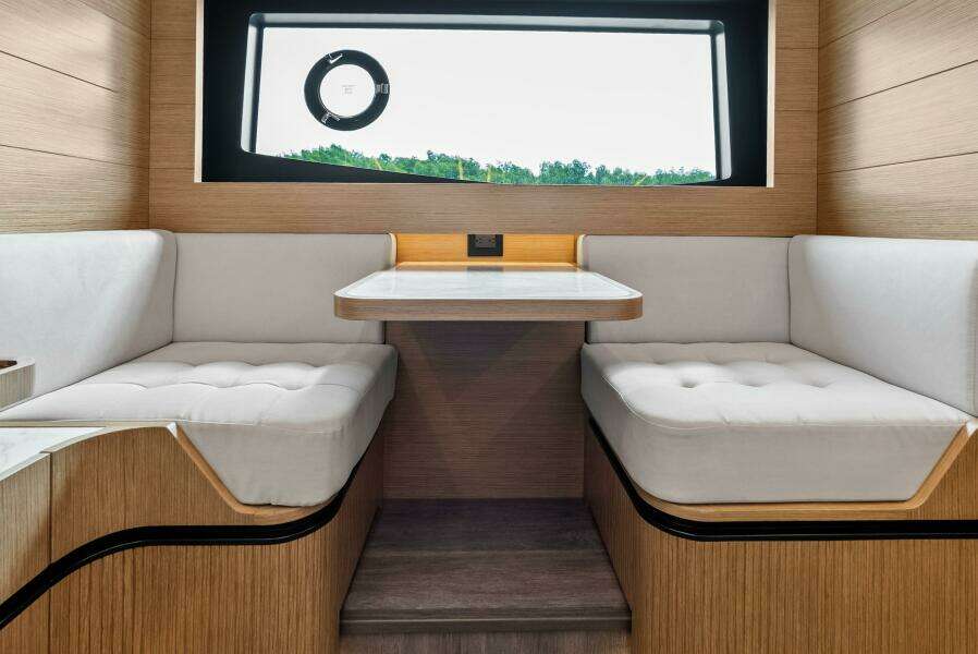 MASTER STATEROOM STARBOARD SEATING