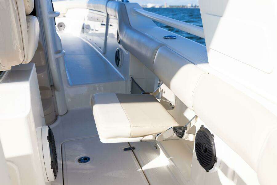 2021 Boston Whaler 420 Outrage