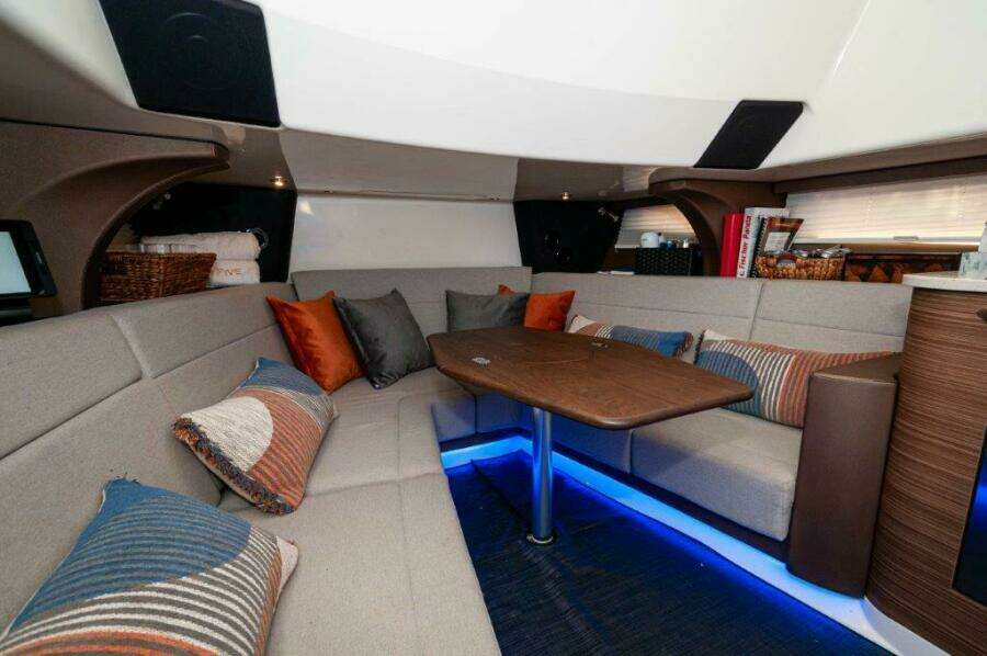 2018 42 Boston Whaler 420 Outrage The Tyder II Salon (2)