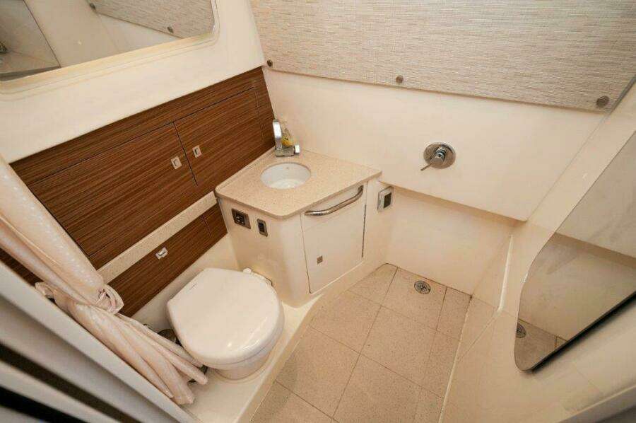 2018 42 Boston Whaler 420 Outrage The Tyder II Head (1)