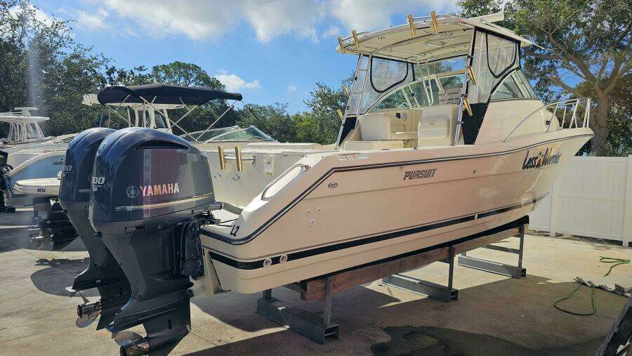 2004 Pursuit 3070 Offshore Express