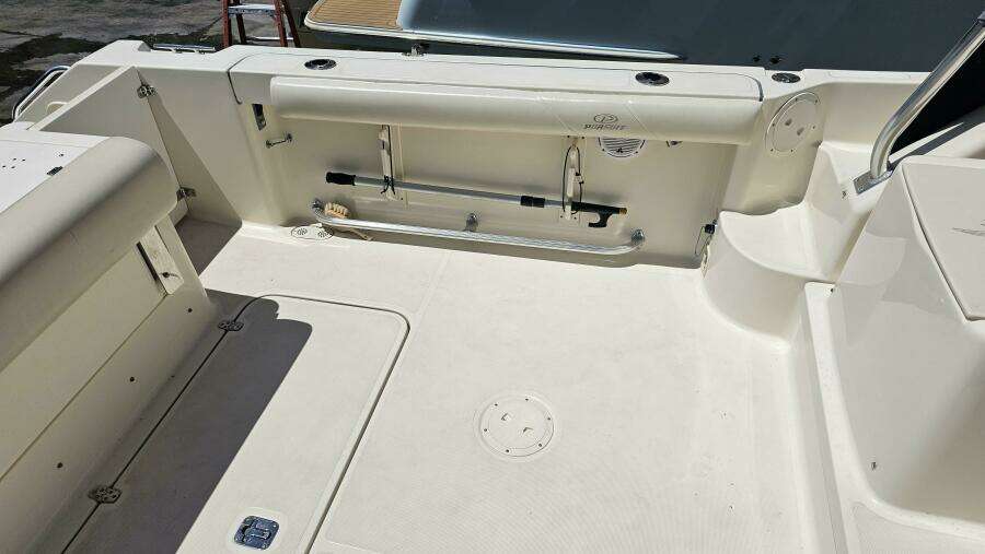 2004 Pursuit 3070 Offshore Express