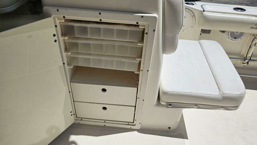 2004 Pursuit 3070 Offshore Express