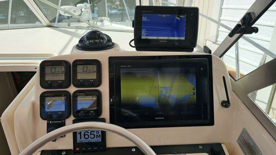 2004 Pursuit 3070 Offshore Express