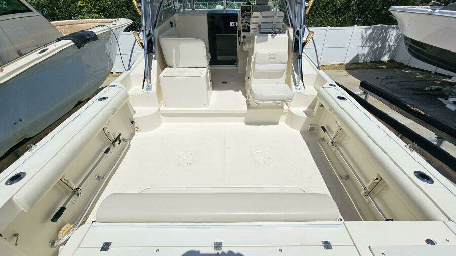 2004 Pursuit 3070 Offshore Express
