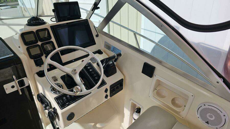 2004 Pursuit 3070 Offshore Express