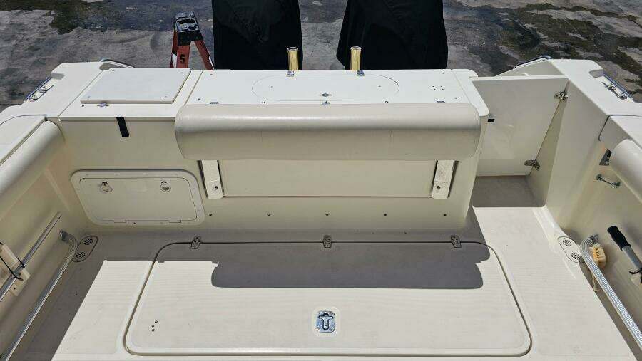 2004 Pursuit 3070 Offshore Express