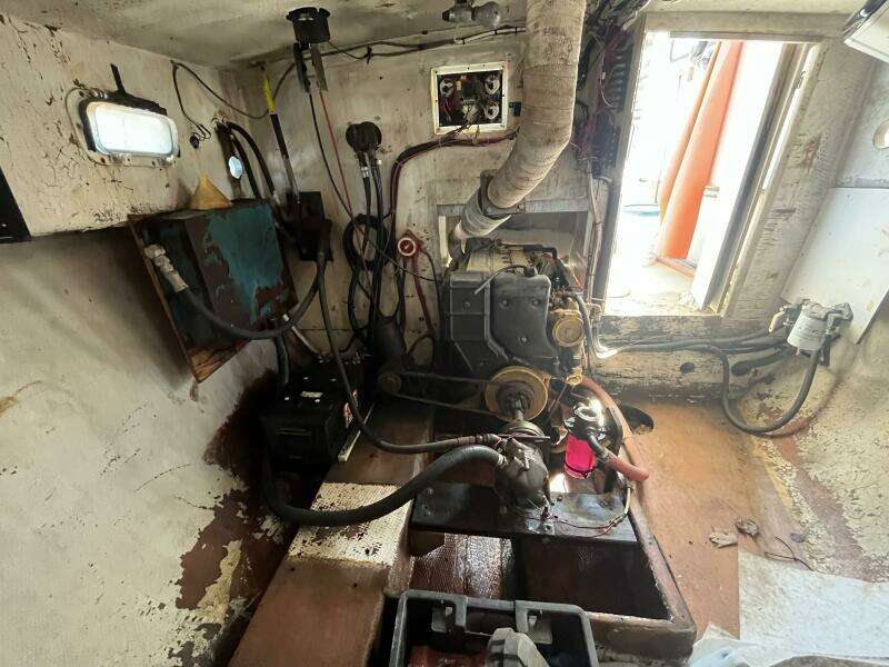 28' Ellis Lobster engine
