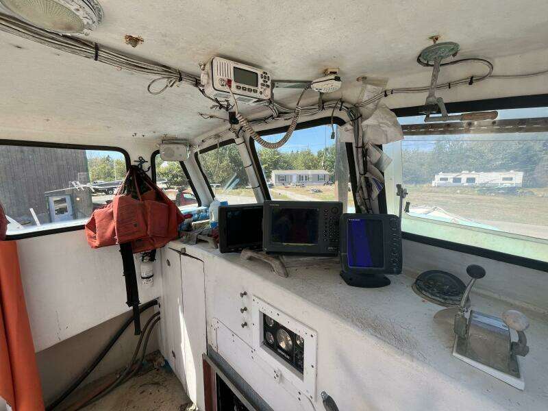 28' Ellis Lobster port wheelhouse