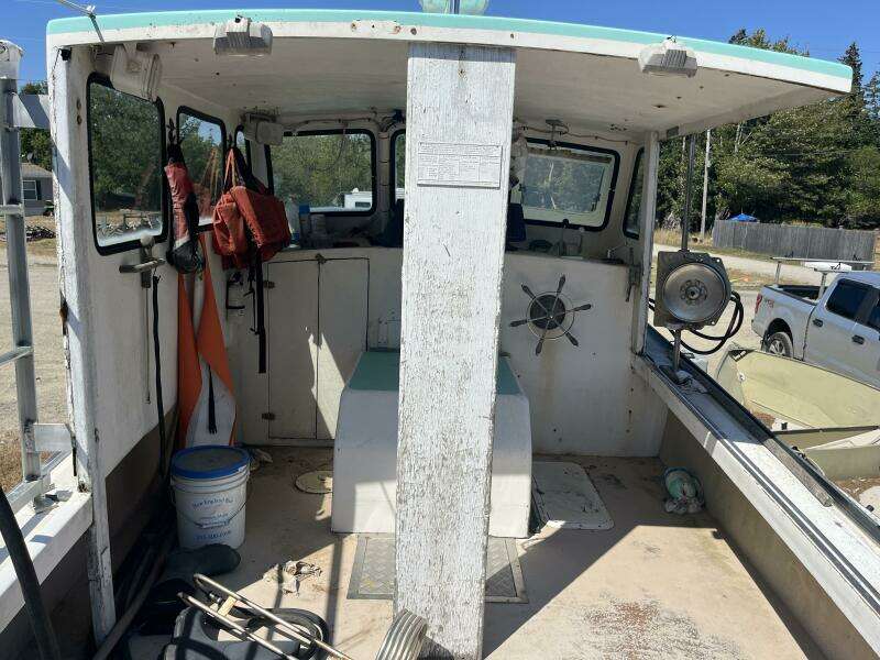 28' Ellis Lobster wheelhouse 2