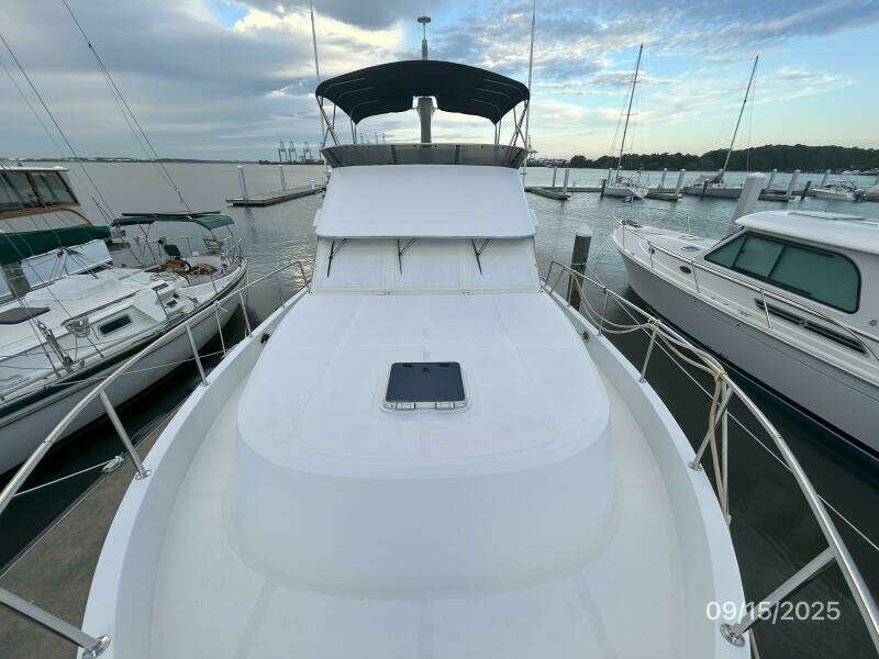 45' Ocean Alexander foredeck aft