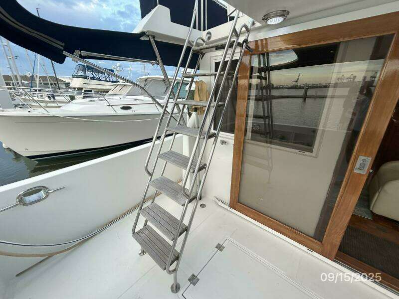 45' Ocean Alexander aftdeck-flybridge ladder