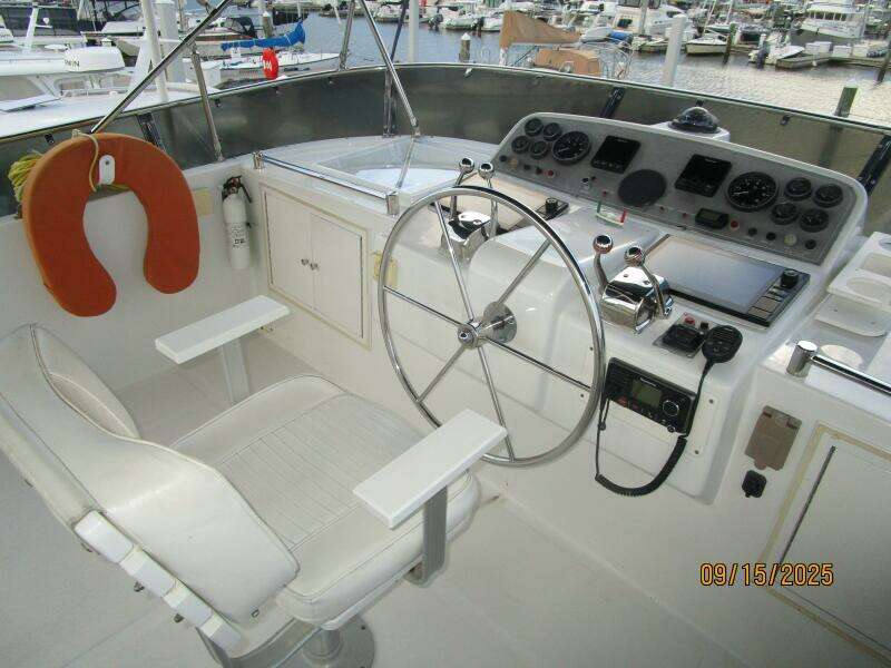 45' Ocean Alexander flybridge helm1