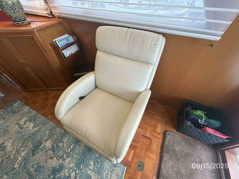 45' Ocean Alexander salon starboard lounge chair