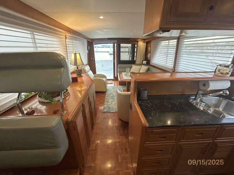 45' Ocean Alexander salon aft