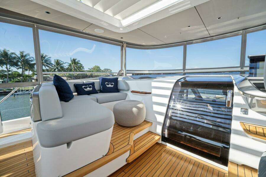 Princess Y95 JUST  PERFECT -Fly Bridge Helm