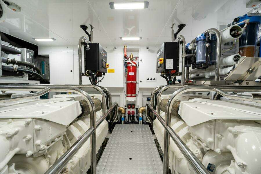 Princess Y95 JUST  PERFECT - Engine Room