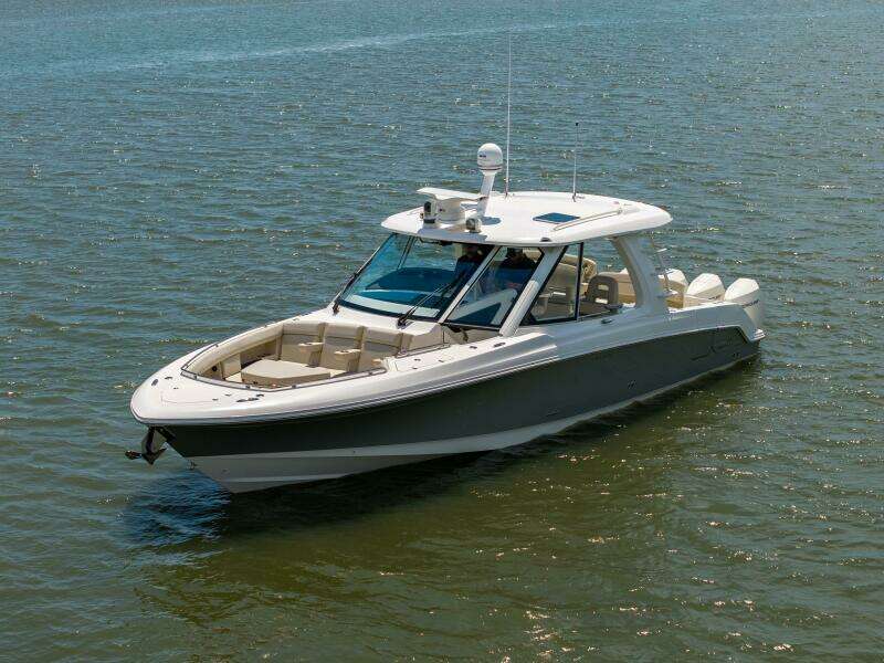 Boston Whaler 380 Realm- Profile