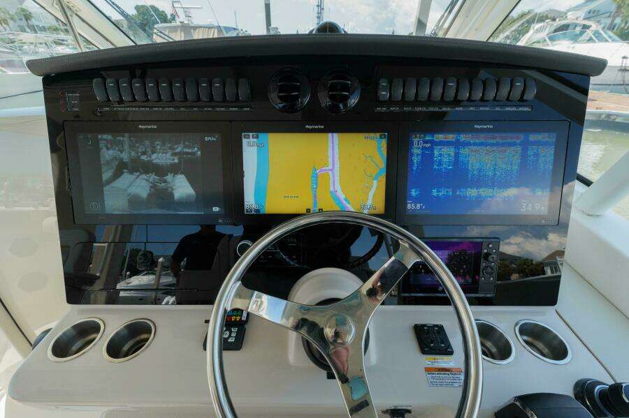 Boston Whaler 380 Realm- Helm