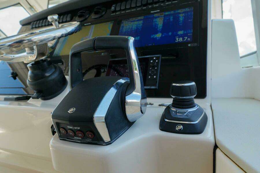 Boston Whaler 380 Realm- Helm