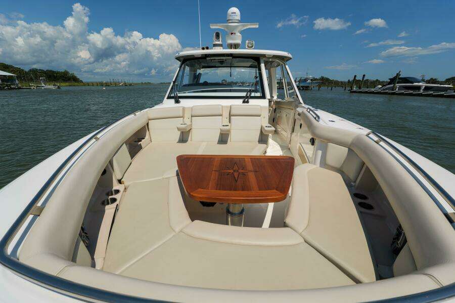 Boston Whaler 380 Realm- Bow