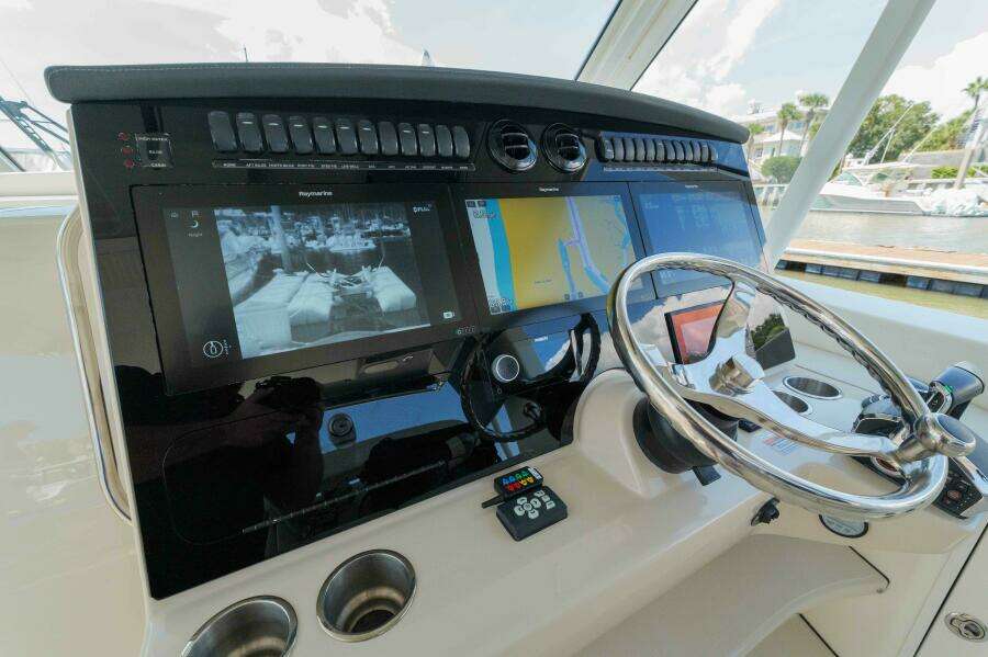 Boston Whaler 380 Realm- Helm 