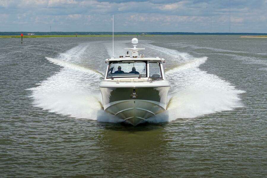 Boston Whaler 380 Realm- Running Profile 