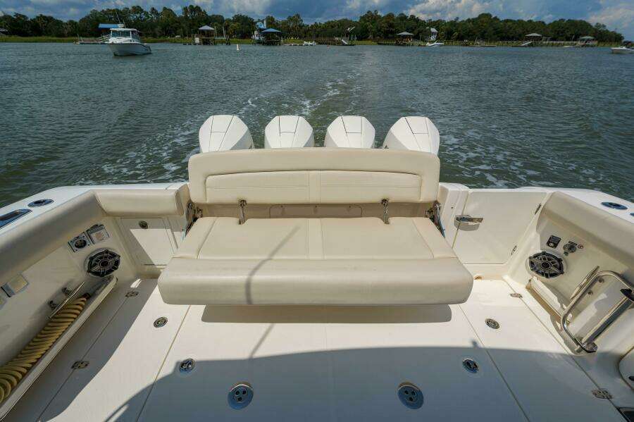 Boston Whaler 380 Realm- Cockpit Seating 