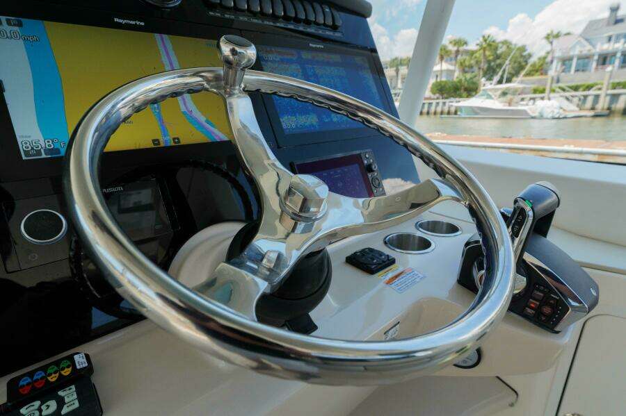 Boston Whaler 380 Realm- Helm