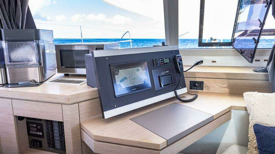 Happy Here   Int Salon Nav