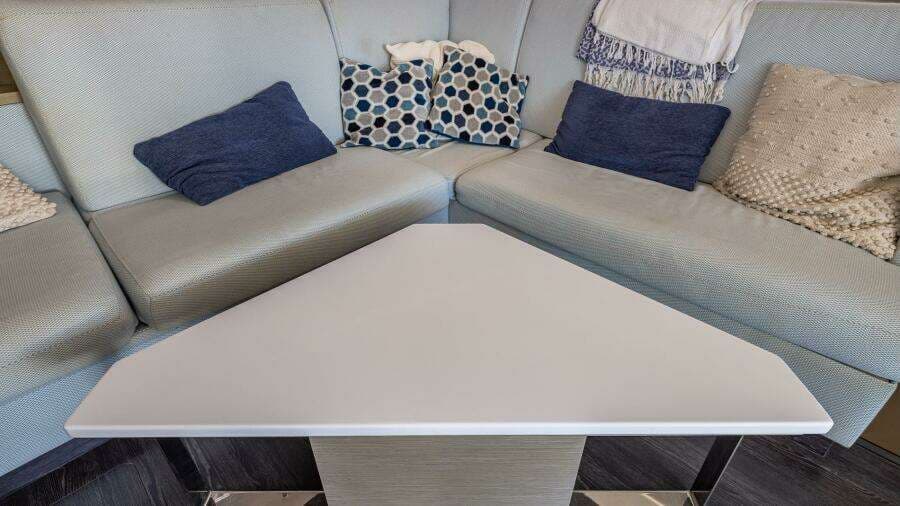 Happy Here   Int Salon Table 1