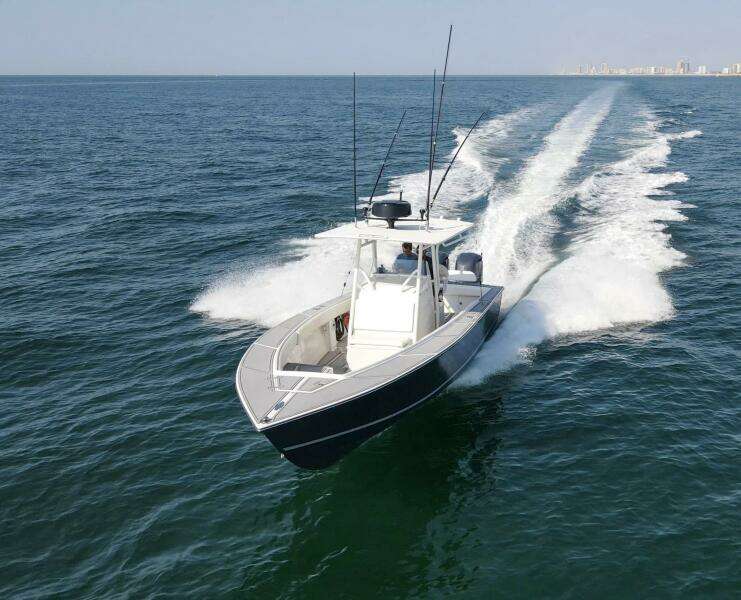 2004 31 Jupiter 31FS Smoke Show Running (2)