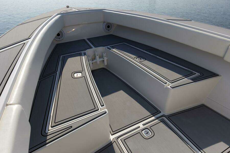 2004 31 Jupiter 31FS Smoke Show Bow