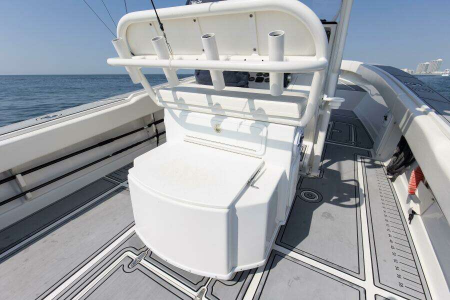 2004 31 Jupiter 31FS Smoke Show Deck (2)