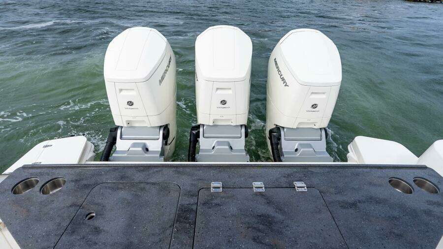 2024 Boston Whaler 405 Conquest