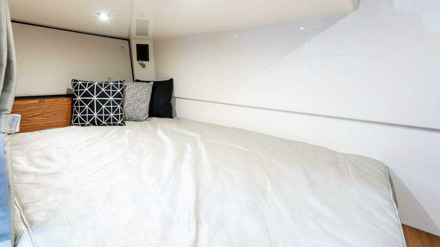 2024 Boston Whaler 405 Conquest