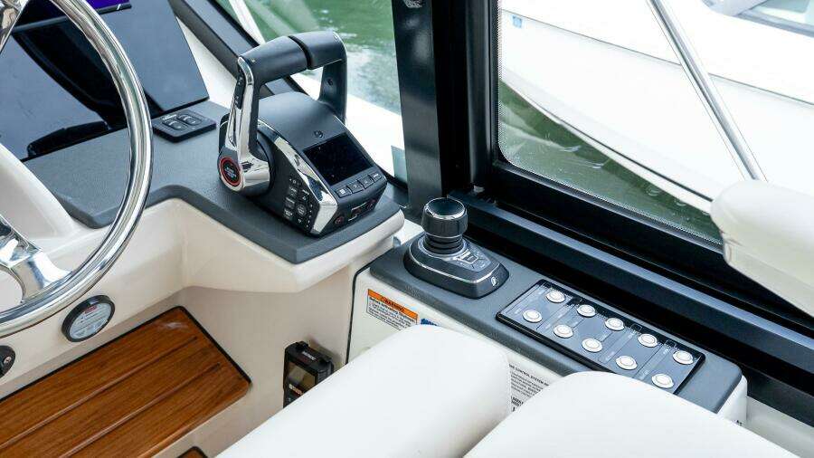 2024 Boston Whaler 405 Conquest