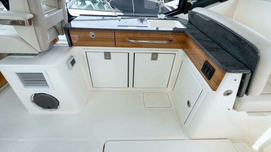 2024 Boston Whaler 405 Conquest
