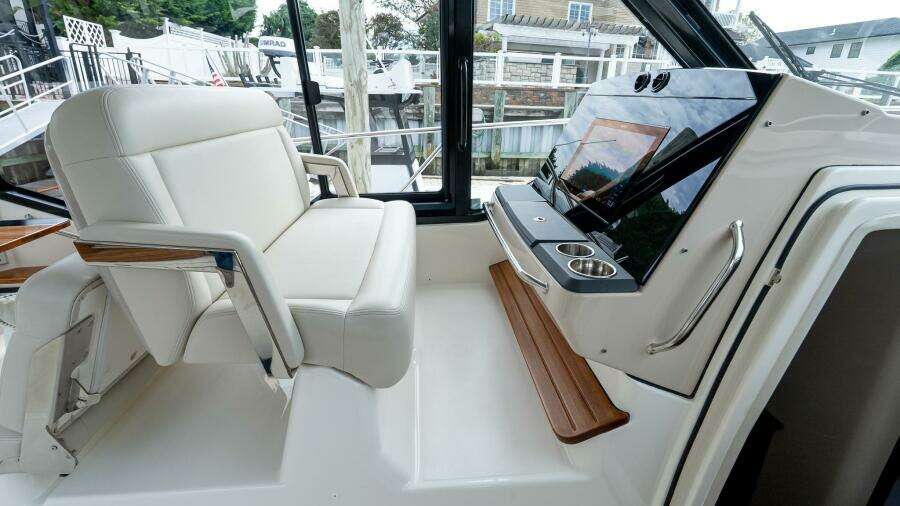 2024 Boston Whaler 405 Conquest